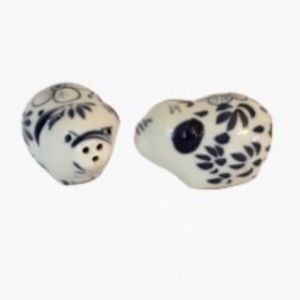 Vintage salt pepper shakers blue white Japanese